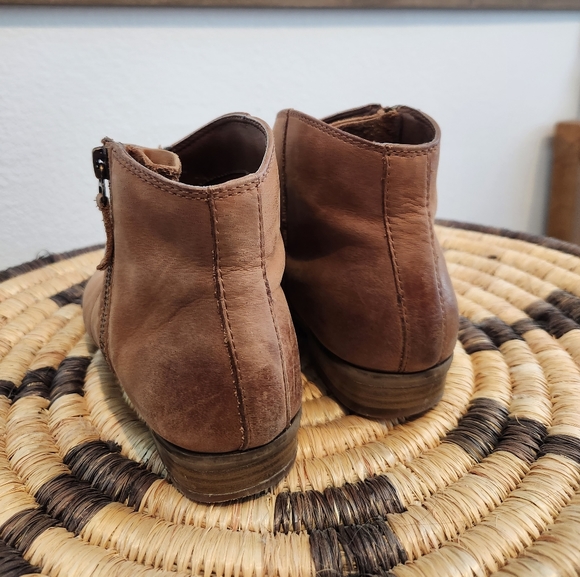ALDO leather almond toe low bootie - Picture 2 of 10
